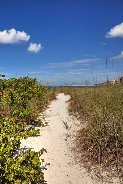 Ruta de playa de arena blanca que conduce al océano en Lovers Key State P — Foto de Stock