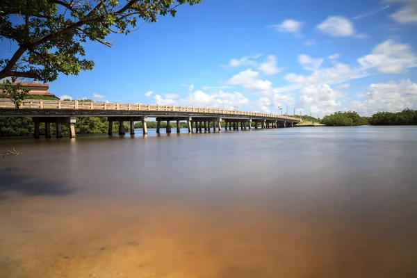 Brücke über großen Hickory Pass glatte Wasserstraße in Bonita-Quellen — Stockfoto