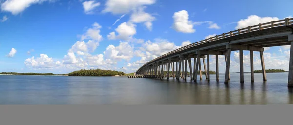 博尼塔泉跨光滑水域的新通桥 — 图库照片