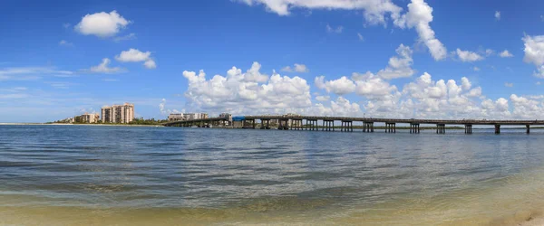 Brücke Blick von Liebhabern Schlüssel State Park Strand in Bonita-Quellen — Stockfoto