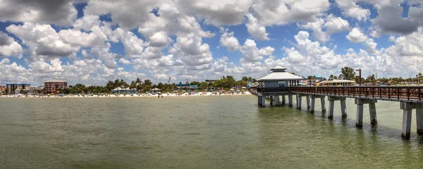 Boardwalk of the Fort Myers Pier on Fort Myers Beach — Stock Photo, Image