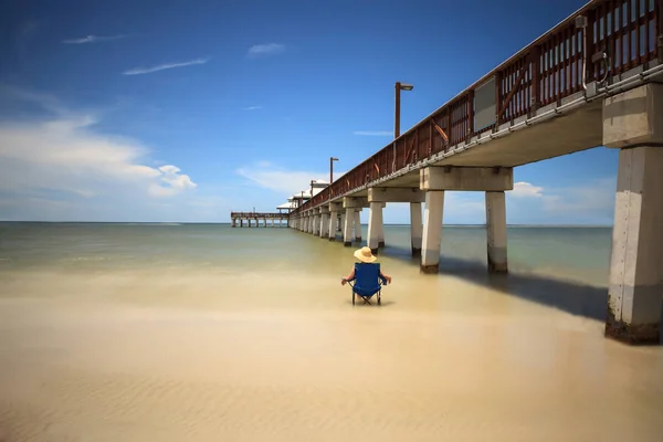 Donna sola che si rilassa accanto al lungomare del molo di Fort Myers — Foto Stock
