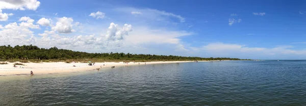 Пляжная тропа с белым песком, ведущая к океану в Ловерс-Ки-Штат П. — стоковое фото