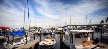 Caloos ile Caloosahatchee Nehri boyunca bir limanda Tekneler