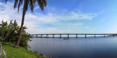 Fort Myers Caloosahatchee Nehri üzerinde Edison Köprüsü