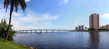 Fort Myers Caloosahatchee Nehri üzerinde Edison Köprüsü