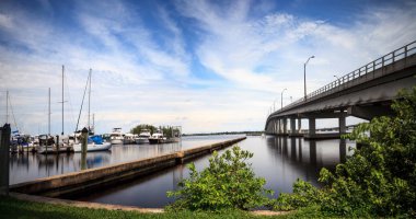 Fort Myers Caloosahatchee Nehri üzerinde Edison Köprüsü