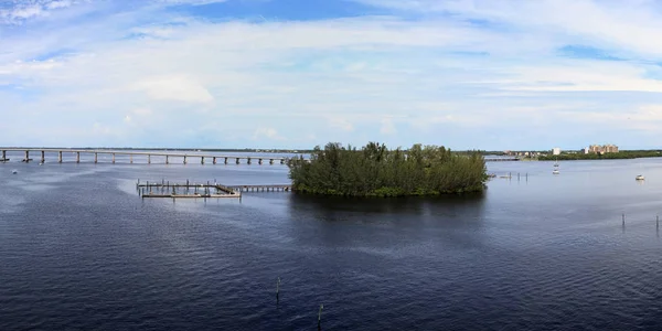 Wyspa Lofton położona jest pomiędzy mostem Caloosahatchee a EDI — Zdjęcie stockowe