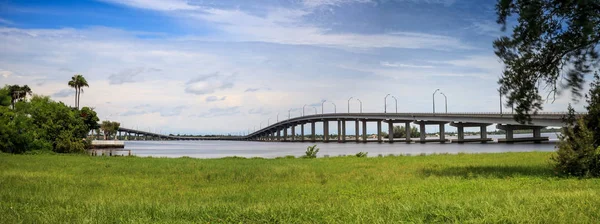 Fort Myers Caloosahatchee Nehri üzerinde Edison Köprüsü — Stok fotoğraf