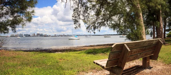 Vista del banco de barcos en el parque Ken Thompson en Sarasota — Foto de Stock