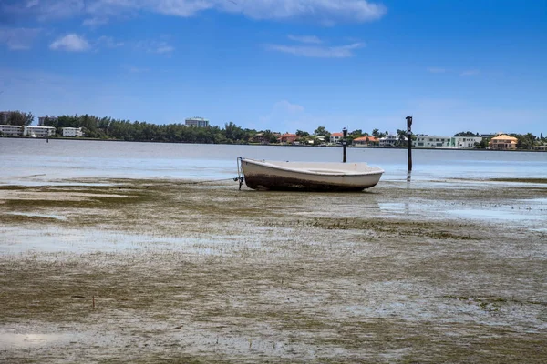 Muelle y barco de préstamo en el parque Ken Thompson en Sarasota — Foto de Stock