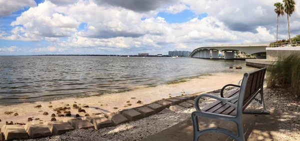 Park bänk vid Mexikanska golfen kör på lång båt nyckel i Sarasota — Stockfoto