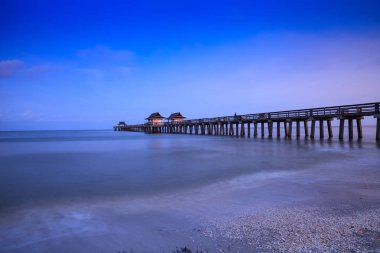 Napoli İskelesi üzerinde gün doğumu insanlar Napoli'de şafakta balık,