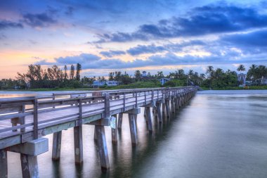 Napoli İskelesi üzerinde gün doğumu insanlar Napoli'de şafakta balık,