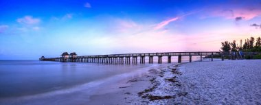 Napoli İskelesi üzerinde gün doğumu insanlar Napoli'de şafakta balık,