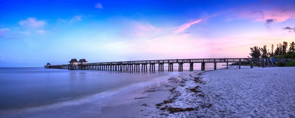 Napoli İskelesi üzerinde gün doğumu insanlar Napoli'de şafakta balık,