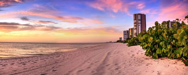 Solnedgång över North Gulf Shore Beach längs kusten i Neapel — Stockfoto