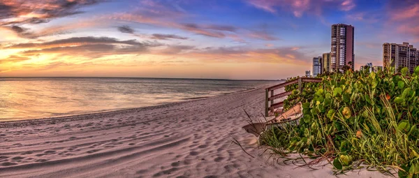 Båt på sanden vid solnedgången över North Gulf Shore Beach — Stockfoto