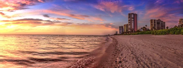 Solnedgång över North Gulf Shore Beach längs kusten i Neapel — Stockfoto