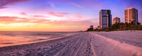Puesta de sol sobre North Gulf Shore Beach a lo largo de la costa de Nápoles — Foto de Stock