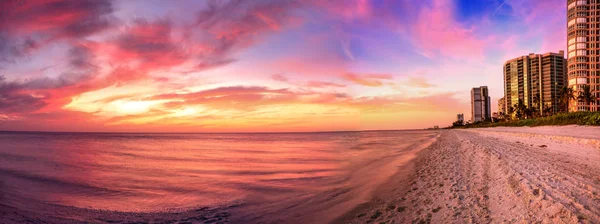 Naplemente a North Gulf Shore Beach mentén Nápoly partvidékén — Stock Fotó