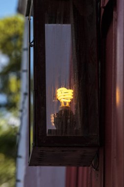 Eski enerji tasarruflu ampul eski bir lambada parlıyor 