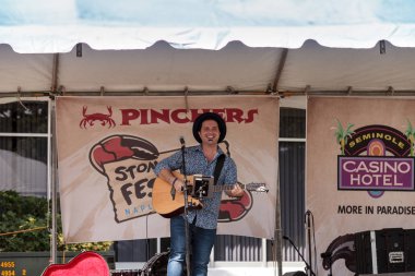 Şarkıcı Matty Jollie Napoli Geleneksel Taş Kra 'da sahne alıyor