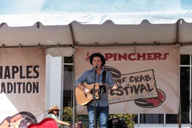 Şarkıcı Matty Jollie Napoli Geleneksel Taş Kra 'da sahne alıyor