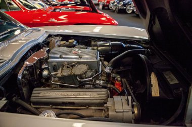 Beyaz 1965 Chevrolet Corvette Sting Ray Muscle 'da sergilendi 