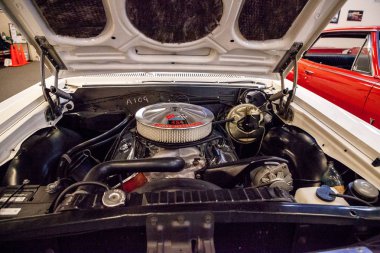 Beyaz 1964 Chevrolet Malibu S, Muscle Car City 'de sergileniyor. 