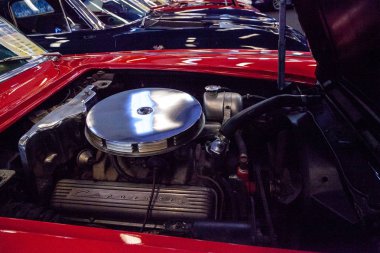 Kırmızı 1962 Chevrolet Corvette Muscle 'da sergileniyor. 