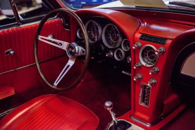 1963 model kırmızı Chevrolet Corvette Muscle Car 'da sergilenmektedir.