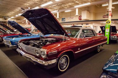 Kırmızı 1963 Chevrolet Impala S 'ler Muscle Car City' de sergileniyor.