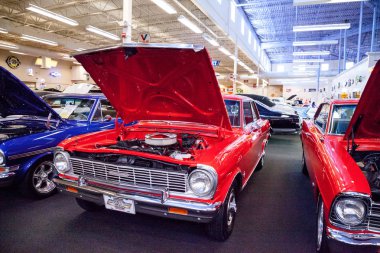 1965 model kırmızı Chevrolet Nova S, Muscle Car City ilham perisinde sergileniyor.