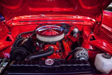 1965 model kırmızı Chevrolet Nova S, Muscle Car City ilham perisinde sergileniyor.