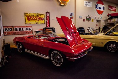 1965 model kırmızı Chevrolet Corvette Muscle Car City 'de sergileniyor.