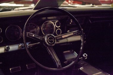 Kırmızı 1967 Chevrolet Impala S427 Kaslı Araba Şehri 'nde sergilenmektedir.