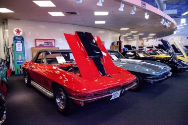 Kırmızı 1967 Chevrolet Corvette L-71 Muscl 'da sergilenmektedir.