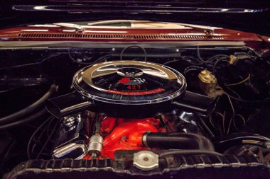 Kırmızı 1967 Chevrolet Impala S427 Kaslı Araba Şehri 'nde sergilenmektedir.