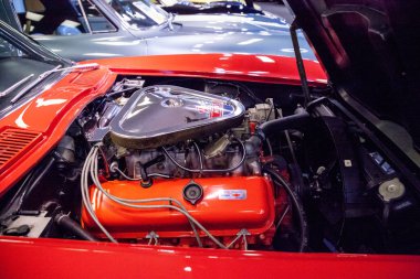Kırmızı 1967 Chevrolet Corvette L-71 Muscl 'da sergilenmektedir.