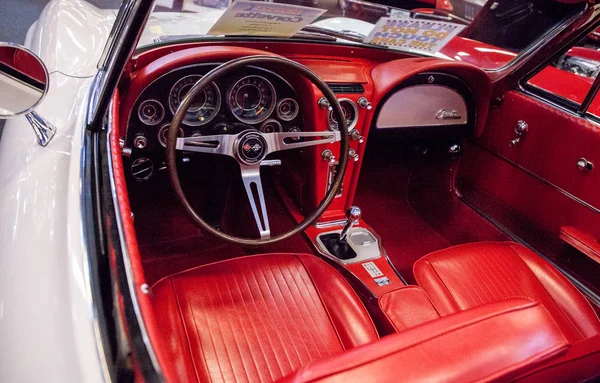 Wit 1964 Chevrolet Corvette origineel tentoongesteld in de Muscle C — Stockfoto