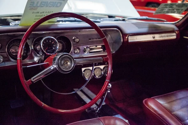 ホワイト1965年モデルのシボレー・Sがマッスルカーピットに展示された。 — ストック写真
