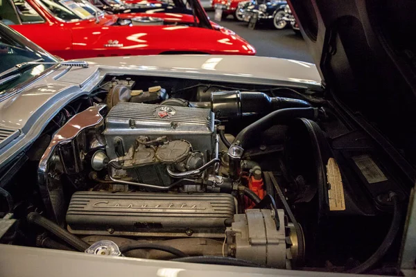 Vit 1965 Chevrolet Corvette Sting Ray visas på muskeln — Stockfoto