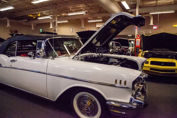 Blanco 1971 Chevrolet Bel Aire exhibido en el Muscle Car City mu —  Fotos de Stock