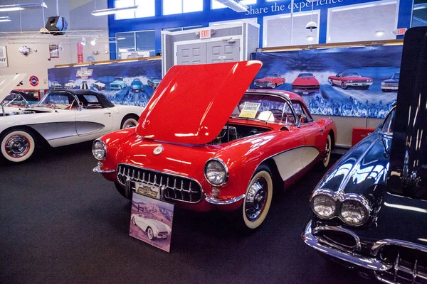 Kırmızı 1957 Chevrolet Corvette Muscle Car 'da sergilenmektedir.