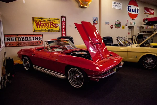 Röd 1965 Chevrolet Corvette visas på Muscle Car City mus — Stockfoto