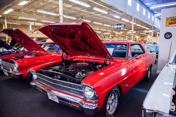 Czerwony 1967 Chevrolet Nova wystawiony w Muscle Car City Museum. — Zdjęcie stockowe