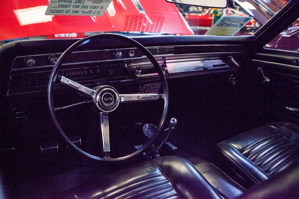 Red 1967 Chevrolet Impala SS 427 ditampilkan di Muscle Car Cit — Stok Foto