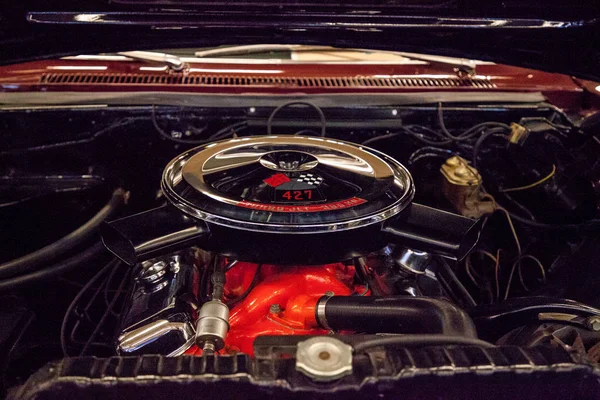 Rojo 1967 Chevrolet Impala SS 427 exhibido en el Muscle Car Cit — Foto de Stock