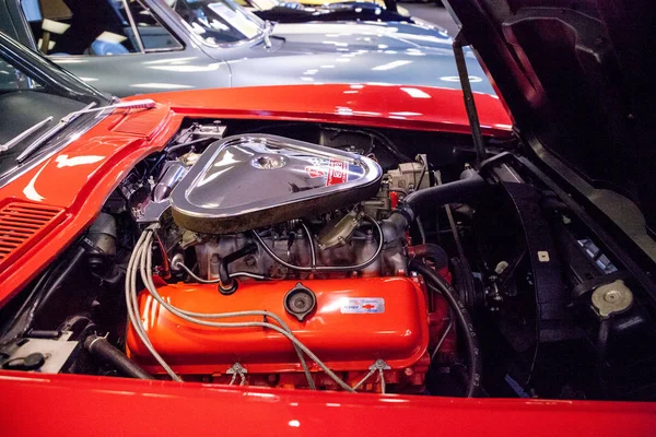Czerwony 1967 Chevrolet Corvette L-71 oryginalny wyświetlany na Muscl — Zdjęcie stockowe